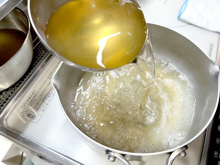 黄金色をした羅臼昆布の出汁。