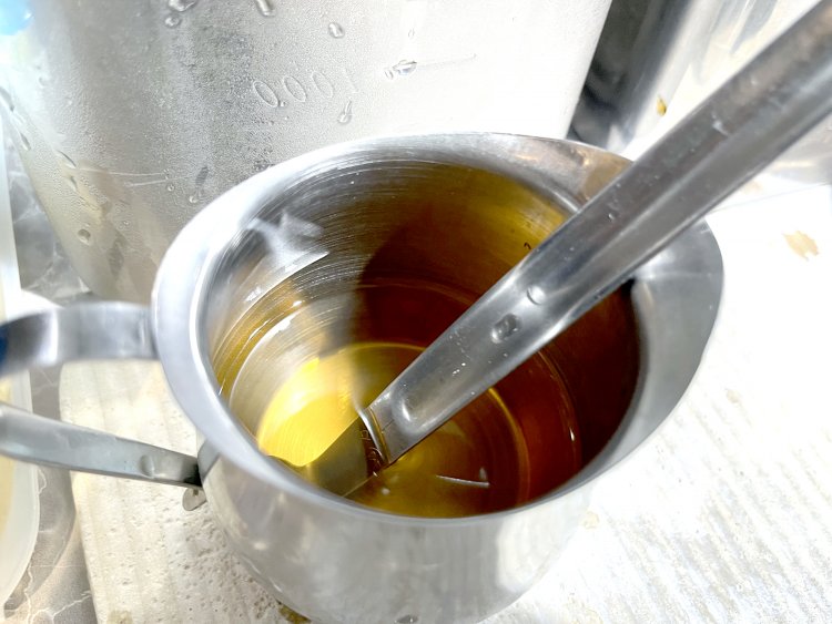 味の引き締め役として欠かせないのがりんご酢だ。