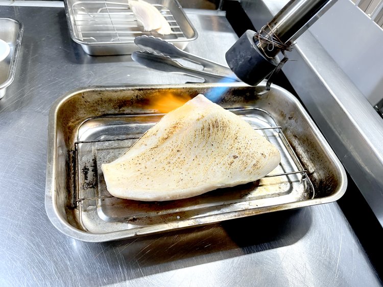 信玄鶏の胸肉を使った低温炙りチャーシューは、提供前にバーナーで炙る。先に炭を搭載しているので、上品な薫感がある。