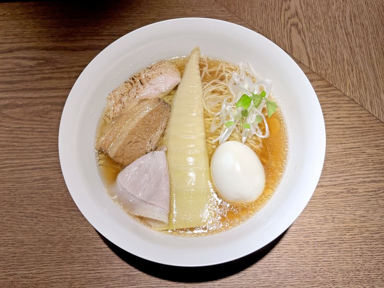 澄んだスープに浮かんだ鶏油が幾何学模様を描いて美しい。