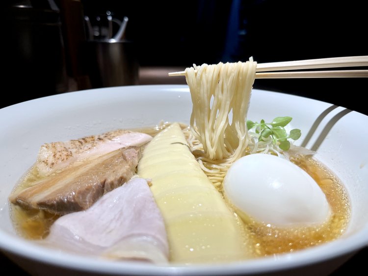 素麺よりは太く、ラーメンとは違いつるっと喉越しのいい細麺。