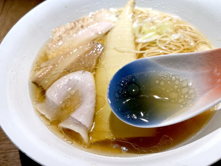 澄んだスープは最後まで飲み干したくなる。