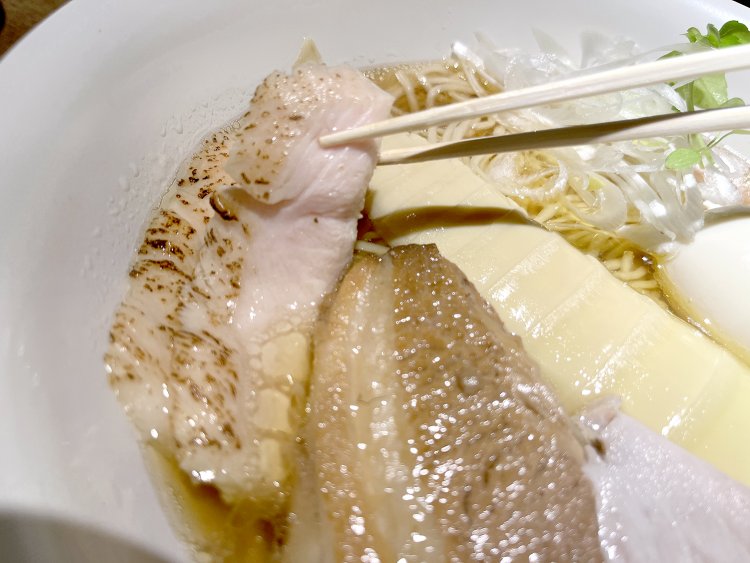 低温調理で中はしっとりとした鶏チャーシュー。