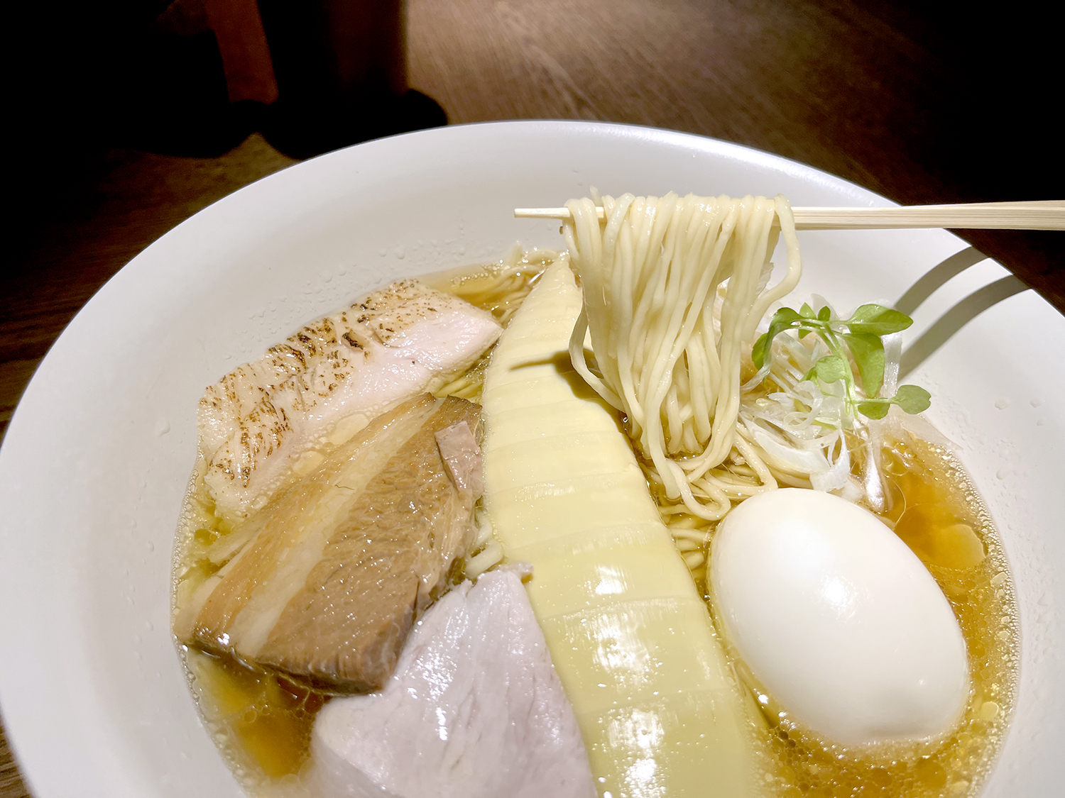 新宿『楢製麺』の、ラーメンとうどんのハイブリッド麺。鶏と昆布の