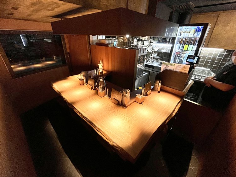 ムード満点のコの字のカウンター。