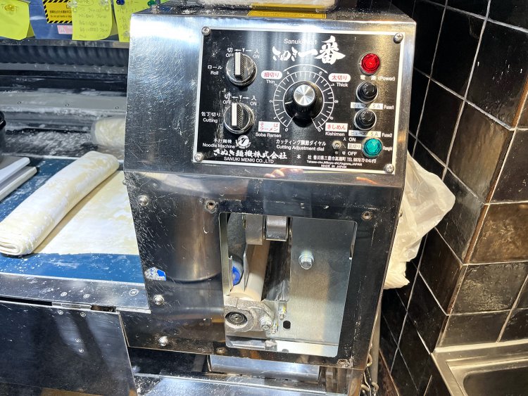 オーダーが入ったらすぐに麺を切ってくれる製麺機、この店のエース・さぬき一番くん。