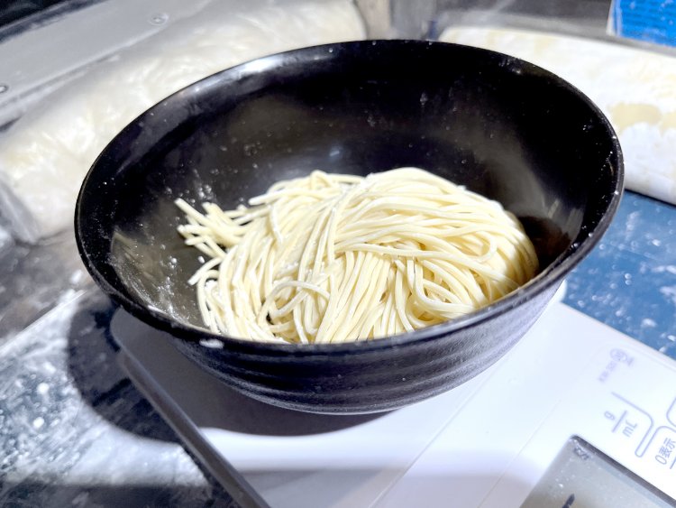 黄色味がかった細麺は、卵入りだと聞けば納得。１人前は並で150gと比較的多め。