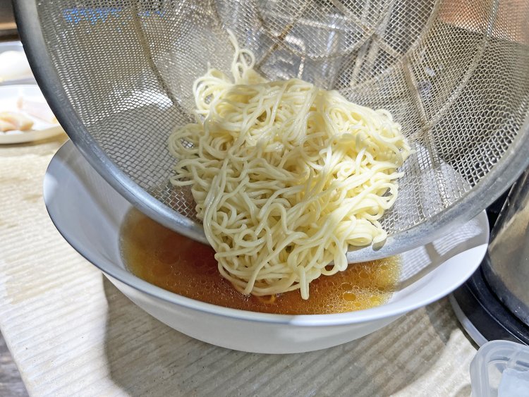 冗談じゃなくこの日は8秒でゆで上げられた麺。楢原さんは「気候によって生地の状態も変わるので、茹で時間も微妙に変えてます」と語る。