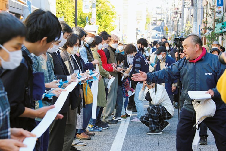 記念式典として行われた全長100mのテープカット。（撮影＝島田祐輔/apgm*）