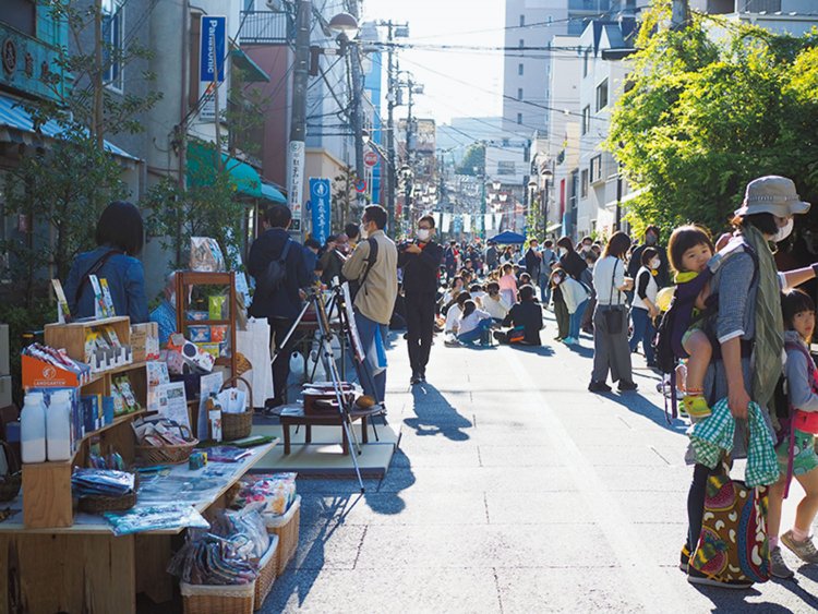 ご近所店舗の屋台が華を添え、道路に敷いた長大なゴザでゆったり。（撮影＝本誌編集部）