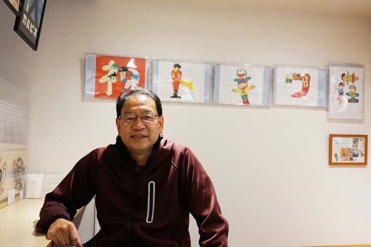 トキワ荘研究家の小出さんは、ミュージアムの目の前にある『スエヒロ堂時計店』の店主。今回は『トキワ荘マンガミュージアム』に隣接する古本店兼お土産処『ふるいちトキワ荘通り店』でお話を伺った。