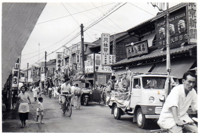 清戸道という街道だったトキワ荘通り。昭和20年代、30年代にはたくさんの店が立ち並び、人口もかなり多かった。画像提供＝トキワ荘商店街