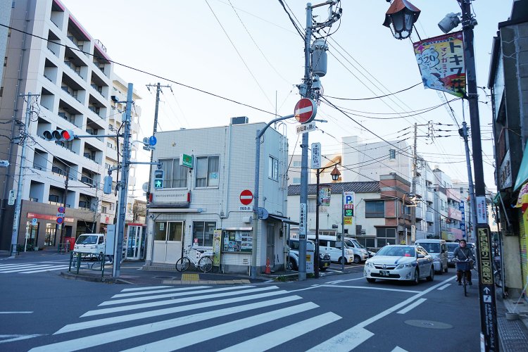 これも『まんが道』ファンなら見覚えがある光景かもしれない、南長崎二丁目バス停近くの通称「二又交番」は今も健在！