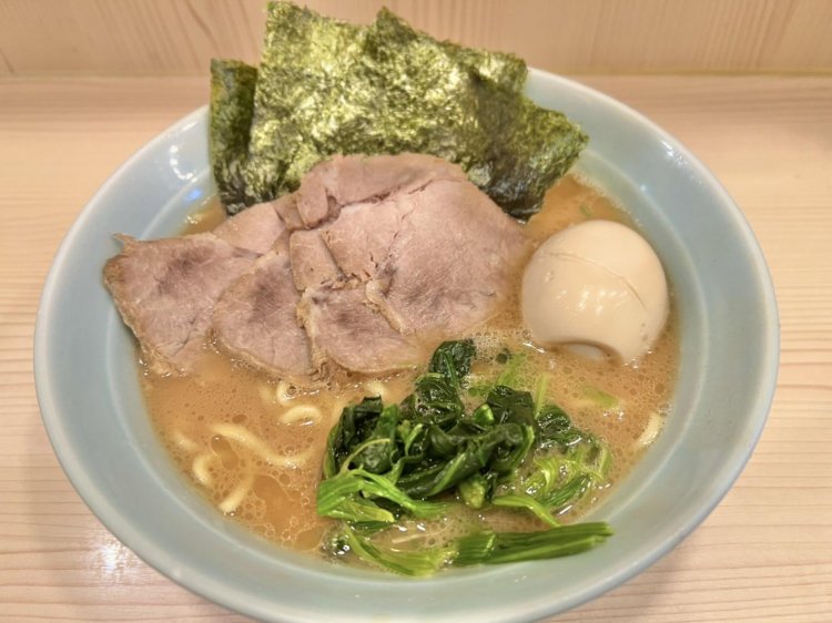 極みチャーシューメン（並）900円＋半熟味玉150円。