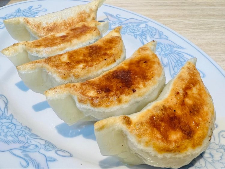 「デカッ！」思わず声が出てしまうほど、ずっしりと膨らんだ餃子たち。