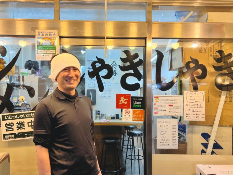 店長の菊池さん。店内はとても明るく清潔感ある内装。