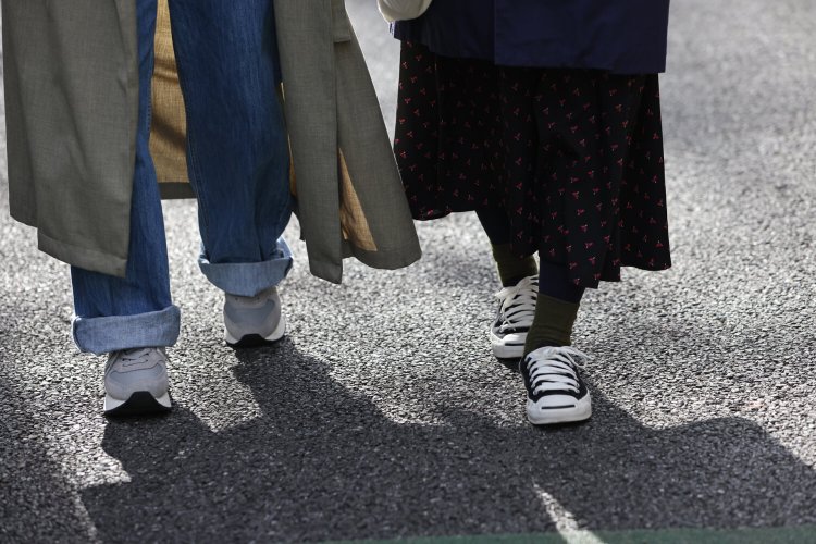 長さの同じふたつの影は、寄ったり、離れたり、不規則に歩みを進める。