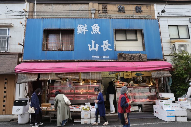 よみせ通りの『鮮魚 山長』。直子さんはここでよく刺し身を買って帰るそう。