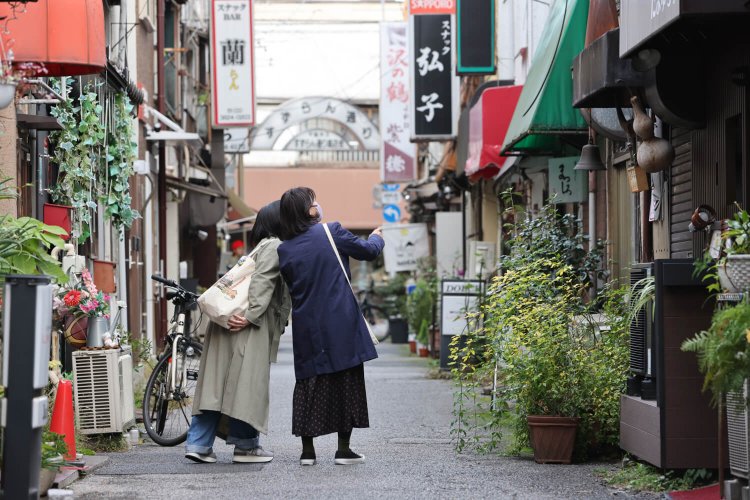 「土偶ワークショップとか、気になる」と、かほりさん。すずらん通りにて。