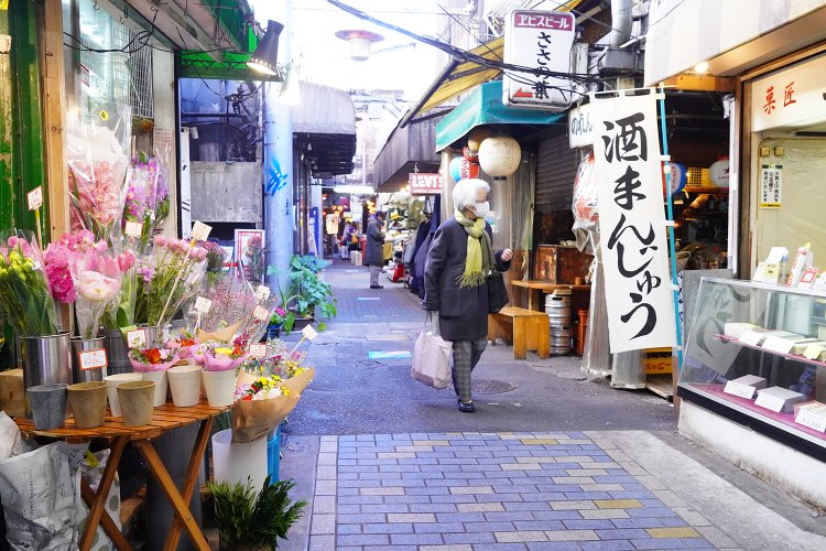 ハモニカ横丁には飲食店だけでなく、雑貨、花、洋服などとさまざまな店が営業している。