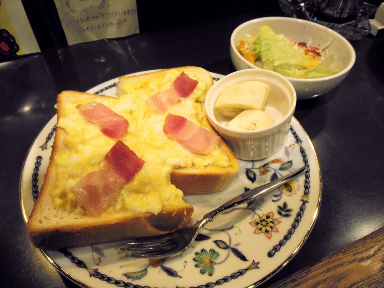 オープンサンド（ミニサラダ付き）は飲み物代にプラス100円。バナナがおまけで付いてる！