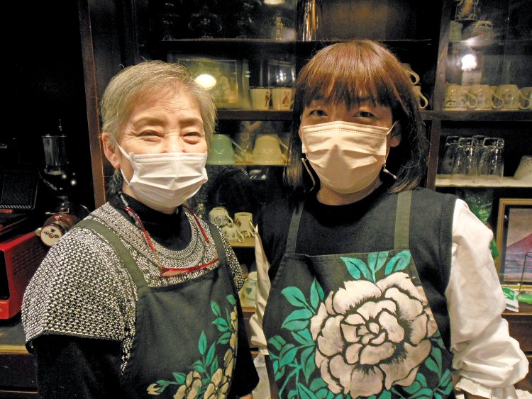 左からお母さまの田中眞由美さん、娘さんの安生京子さん。