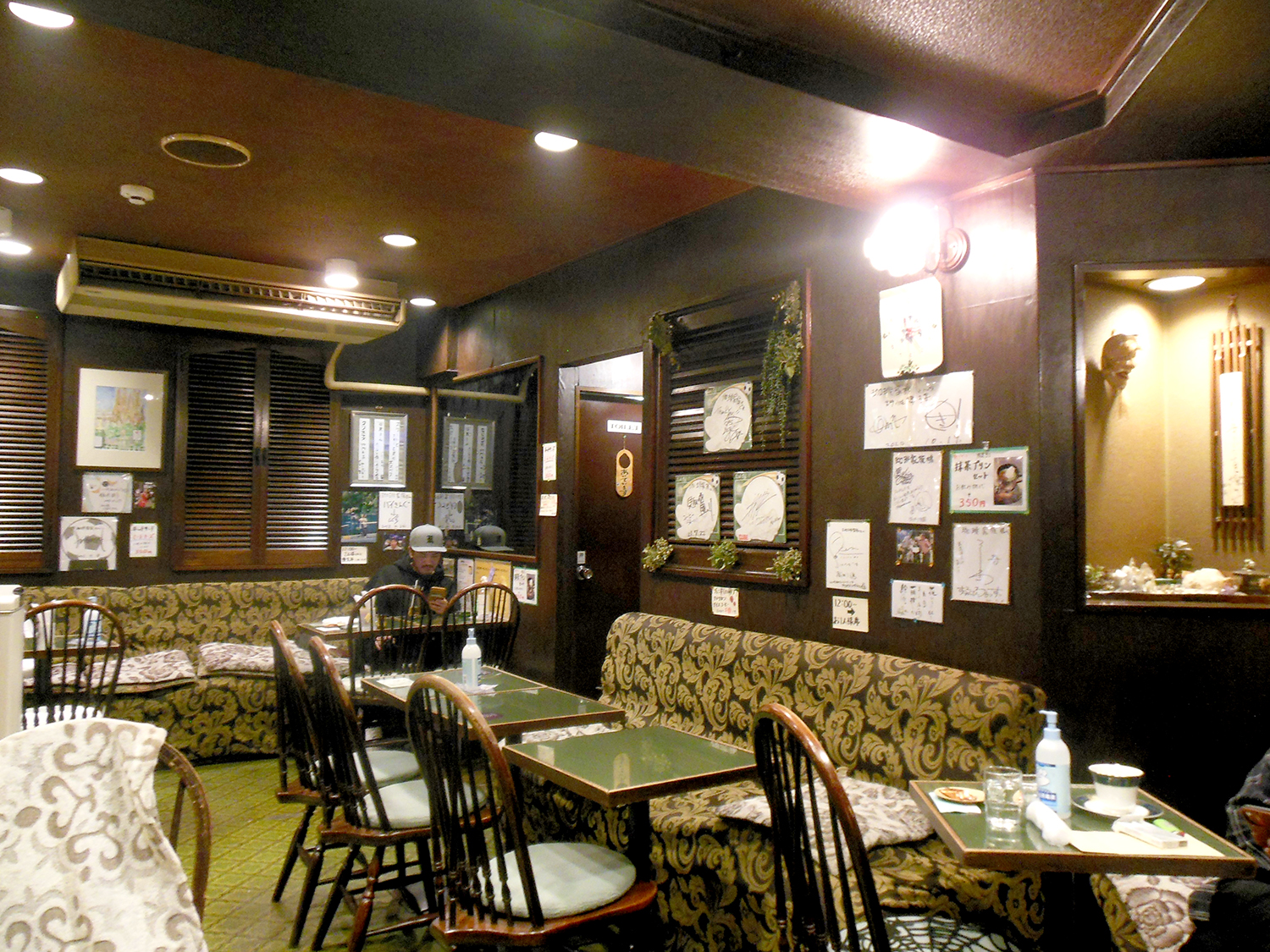 たばこ・読書・コーヒーの3拍子がしっくりくる昭和レトロな喫茶店。