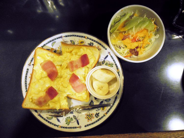 Aセットは、たまご×ベーコンのオープンサンド。今日はバナナがおまけで付いていた！