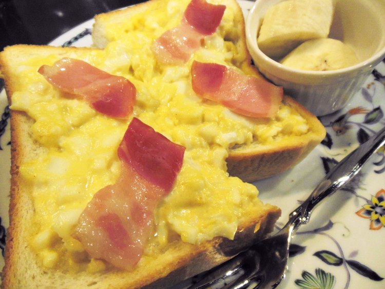 シンプルなたまごのオープンサンドは重たさを感じないので、朝ご飯にも昼ご飯にも◎！