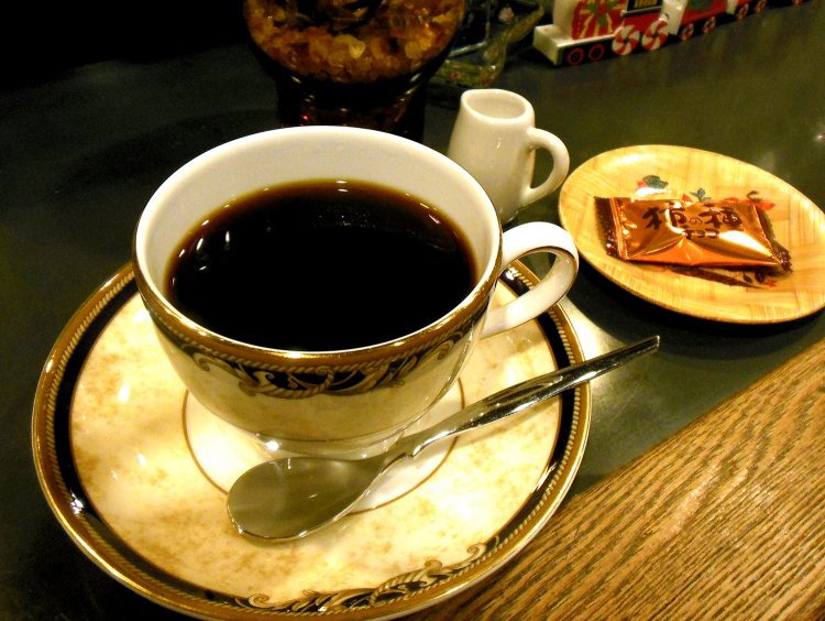 プレミアムブレンドコーヒー650円。さり気なくお菓子が添えられている。