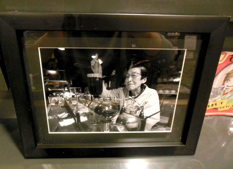 2021年にお亡くなりになったマスター。常連客が撮影した写真を額装してくれた。
