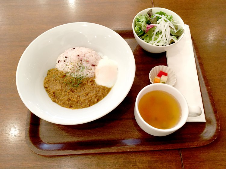 キーマカレーランチ980円。ライスは雑穀ごはん。