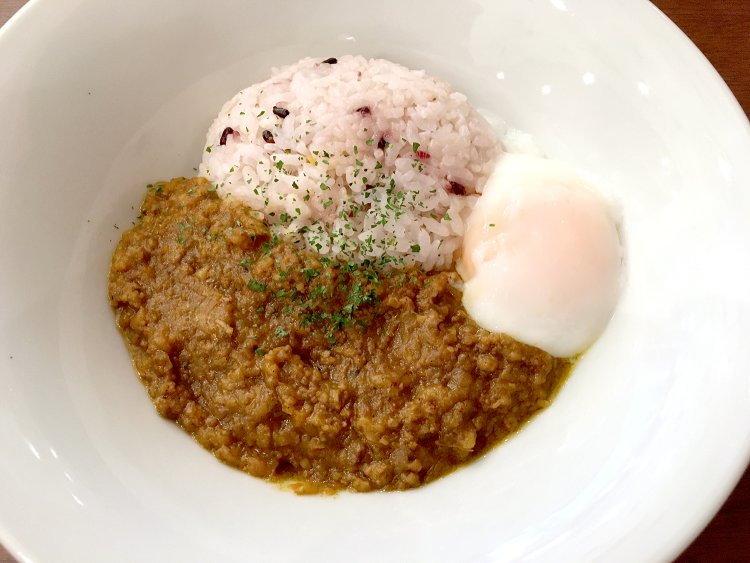キーマカレーの上にのった温泉たまごの色味も絶妙のバランスで食欲がそそられる。