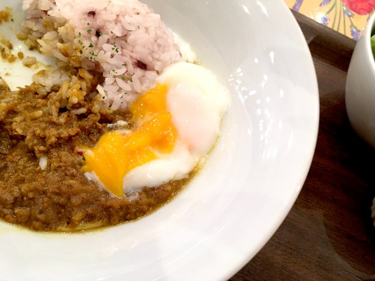 カレーにたまごは無敵の組み合わせ。至福のひとときが始まる。