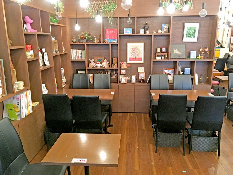 店内にはさまざまな作品とともに、参考図書や材料などもならぶ。