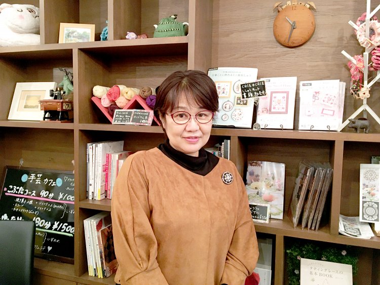 オーナーの喜多見さん。ニット作品の個展やグループ展へ出品するなどの活動も続けている。