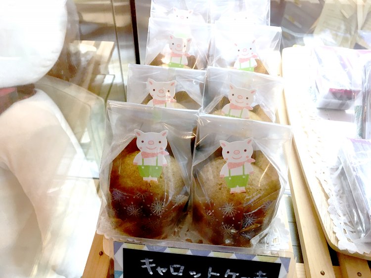 こぶたのキャロットケーキ180円。店内で手作りだ。