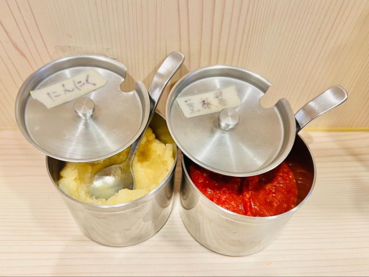 卓上にはニンニクと豆板醤を設置。