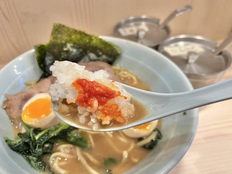 『家系 武の極み』では、ごはんが無料で付いてくる。そしておかわりも自由。