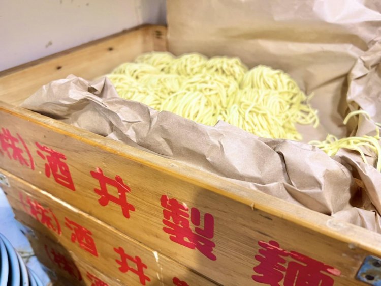 株式会社酒井製麺の麺を使用。