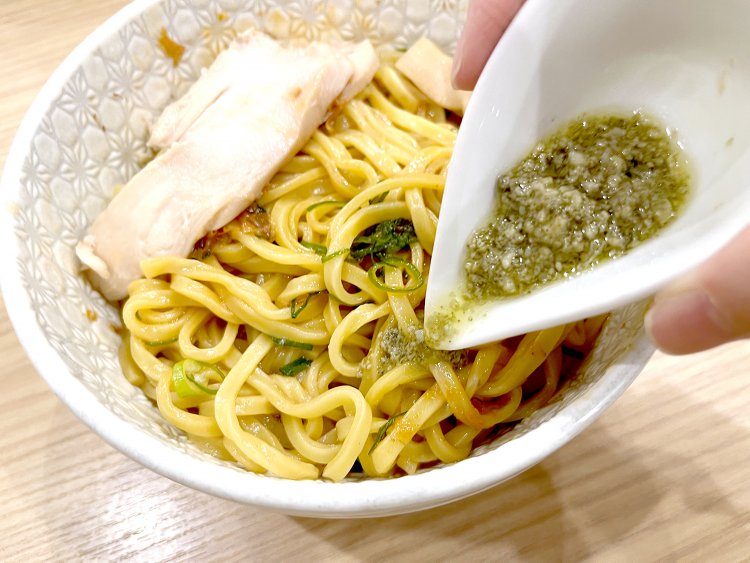 トリュフと牡蠣のペーストをドーン！　この後「えー、なにコレおいしー」とか言いながら、足をバタバタした節操のない筆者。