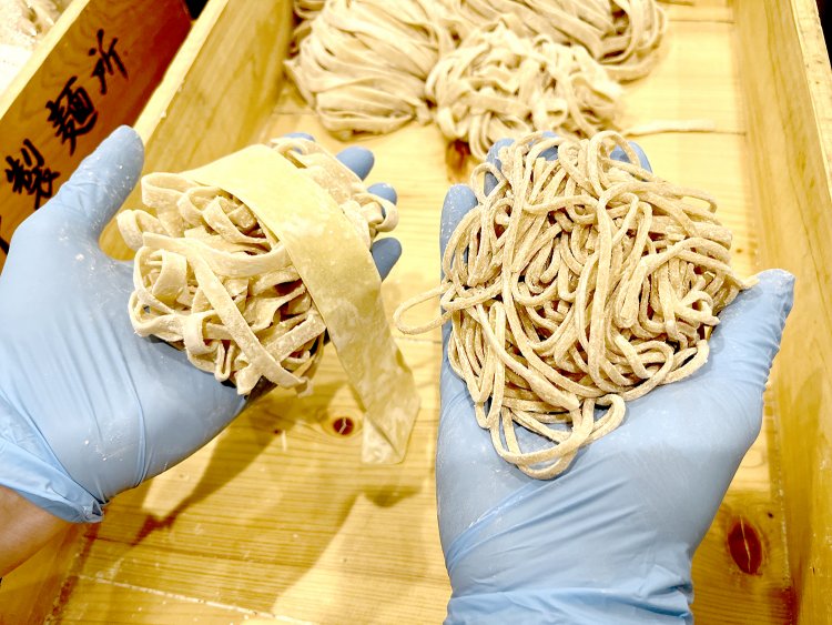 一番細い小麦ブラン麺、中くらいの太さのはつる平麺、そしてまるで一反もめんのような極平麺。