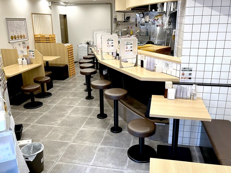 オープンとともに店内はお客さんでいっぱいになる。