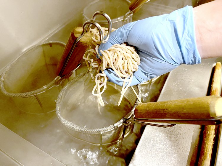 細麺、平打ち麺、極平麺は一斉にゆで始めるが別々に茹でザルに入れる。総重量はつけ麺では一般的な250g。