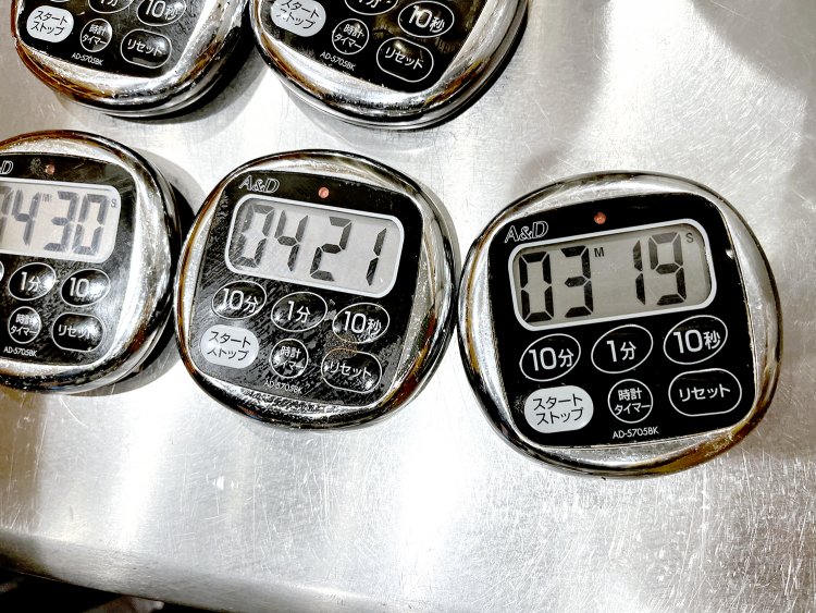 一斉に麺を茹でたが少しずつ完成時間が違う。オペレーションが大変そう……。