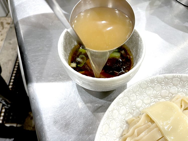 さまざまな魚介の節が利いたつけ汁が麺に合う。