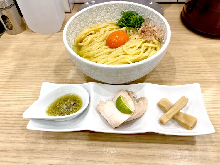 ゆでたての温かい汁なしまぜそば、日本一釜玉麺900円。大盛不可。