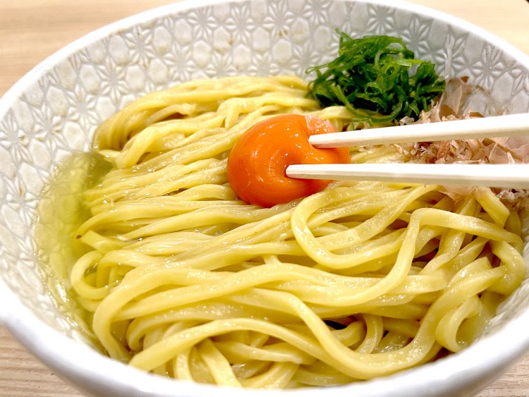 箸で押してわかるマキシマム濃いたまごの弾力。ボヨン、ボヨン！