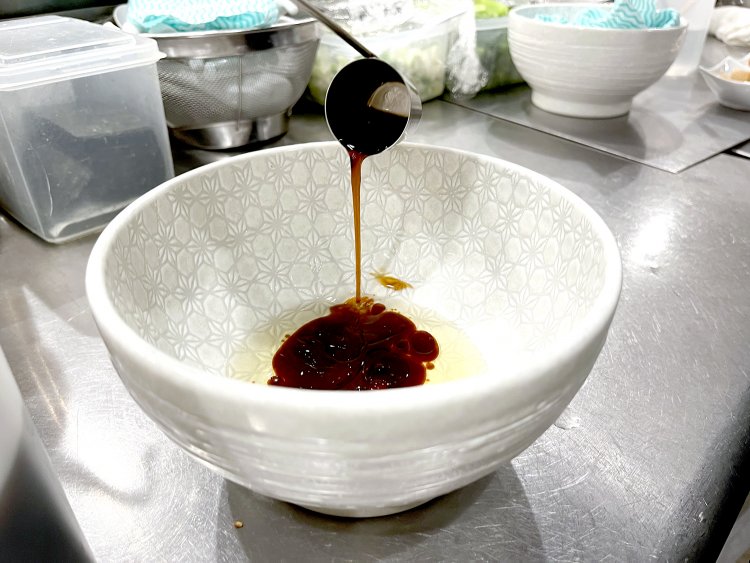 香味油に日本一生揚げ醤油を使った醤油だれを加える。