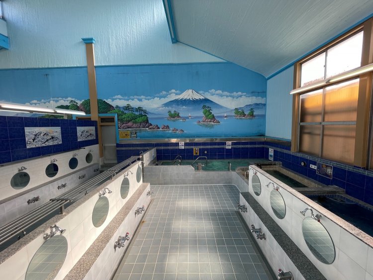 青を基調とした清潔な浴室。